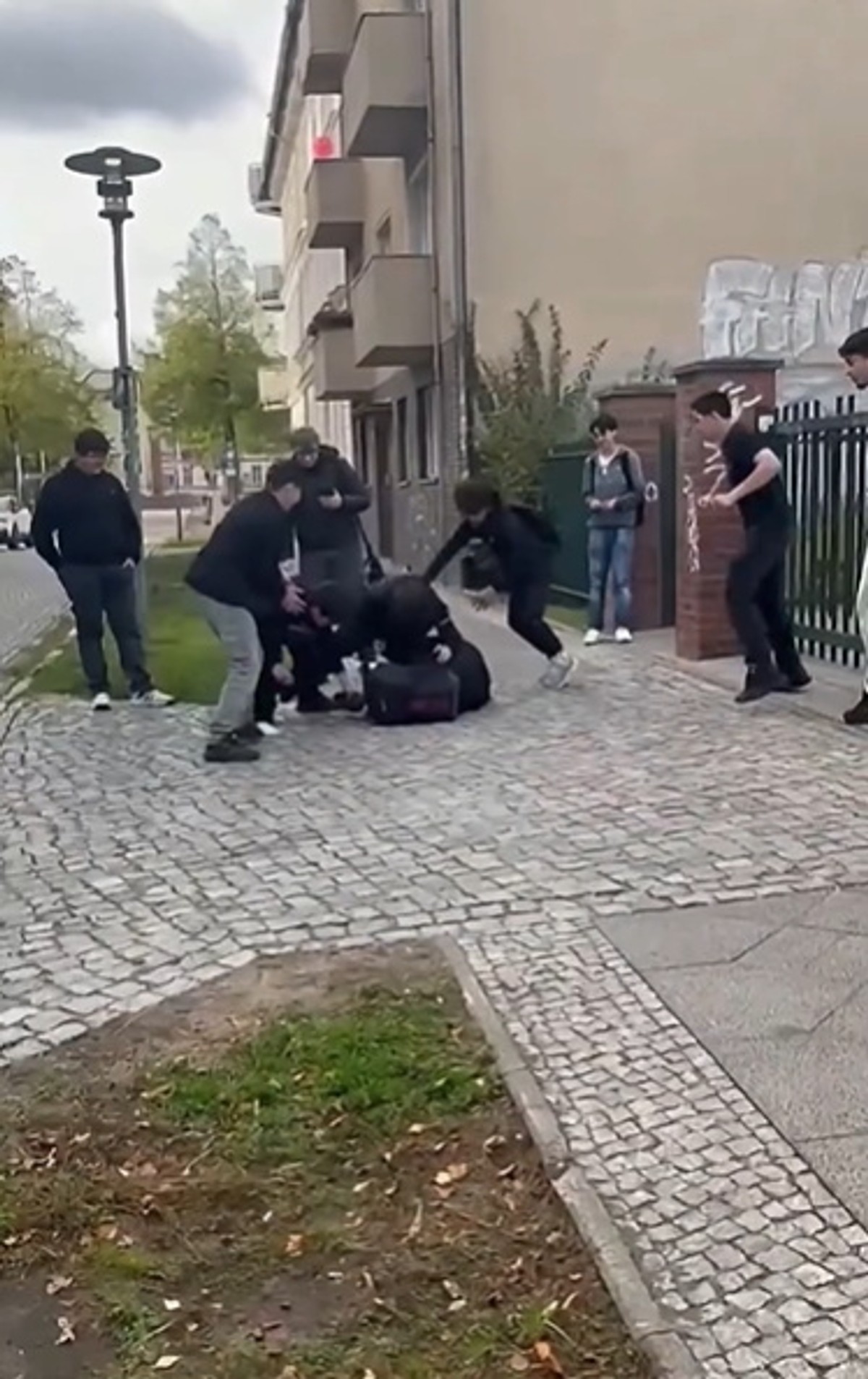 Brutalne pobicie przy szkole w Niemczech: wśród zatrzymanych są Polacy