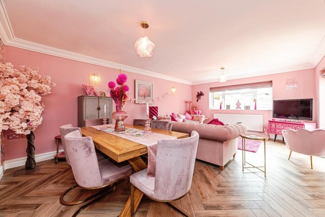 I dnevni boravak je savršen za Barbi i ostale ljubitelje roze boje