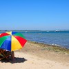 Sedenje ispod suncobrana na plaži ne pruža dovoljnu zaštitu od UV zračenja i opekotina