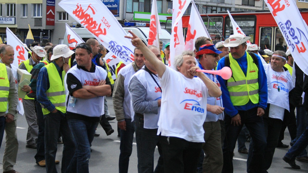 "Cukier krzepi. Energa wykańcza", "Pracy, pracy, pracy!" - głosiły transparenty, z jakimi szli w czwartek w manifestacji pracownicy Grupy Energa. Są przeciwni restrukturyzacji w spółkach Grupy i nie zgadzają się na zwolnienia. Ponad tysiąc osób przeszło przez Gdańsk - od siedziby Energa-Operator przy ul. Marynarki Polskiej do siedziby Energa SA nieopodal Hali Olivia na Przymorzu.