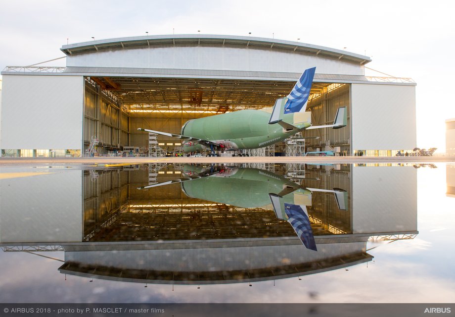 W ładowni Airbus BelugaXL pomieści m.in. oba skrzydła do A350 XWB, które obecnie muszą być transportowane pojedynczo.