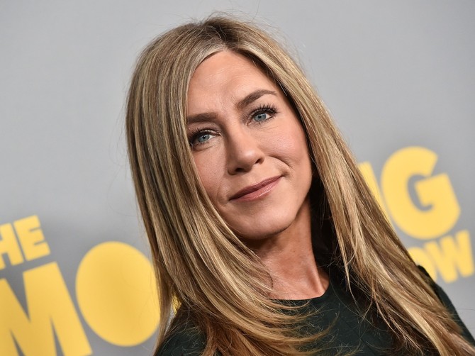 Dženifer Aniston (57) fotografisana u kupaćem i neverica kako izgleda u 6. deceniji