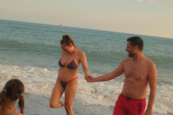 (FOTO) Luna i Marko pokazali izvajana tela na plaži: Ona u mikro bikiniju, muž je drži za ruku dok šetaju obalom