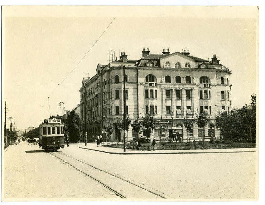 Tramvajski saobraćaj u ulici koja se tada zvala Knez Miletina, a danas Bulevar Despota Stefana. Fotografija iz 1935. godine.