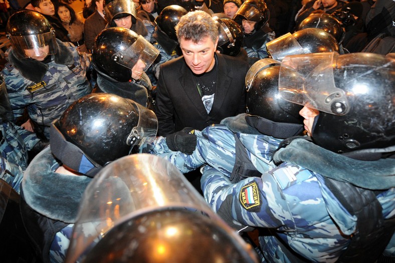 Borys Niemcow. Moment zatrzymania przez moskiewską policję podczas protestu 6 grudnia 2011 r.