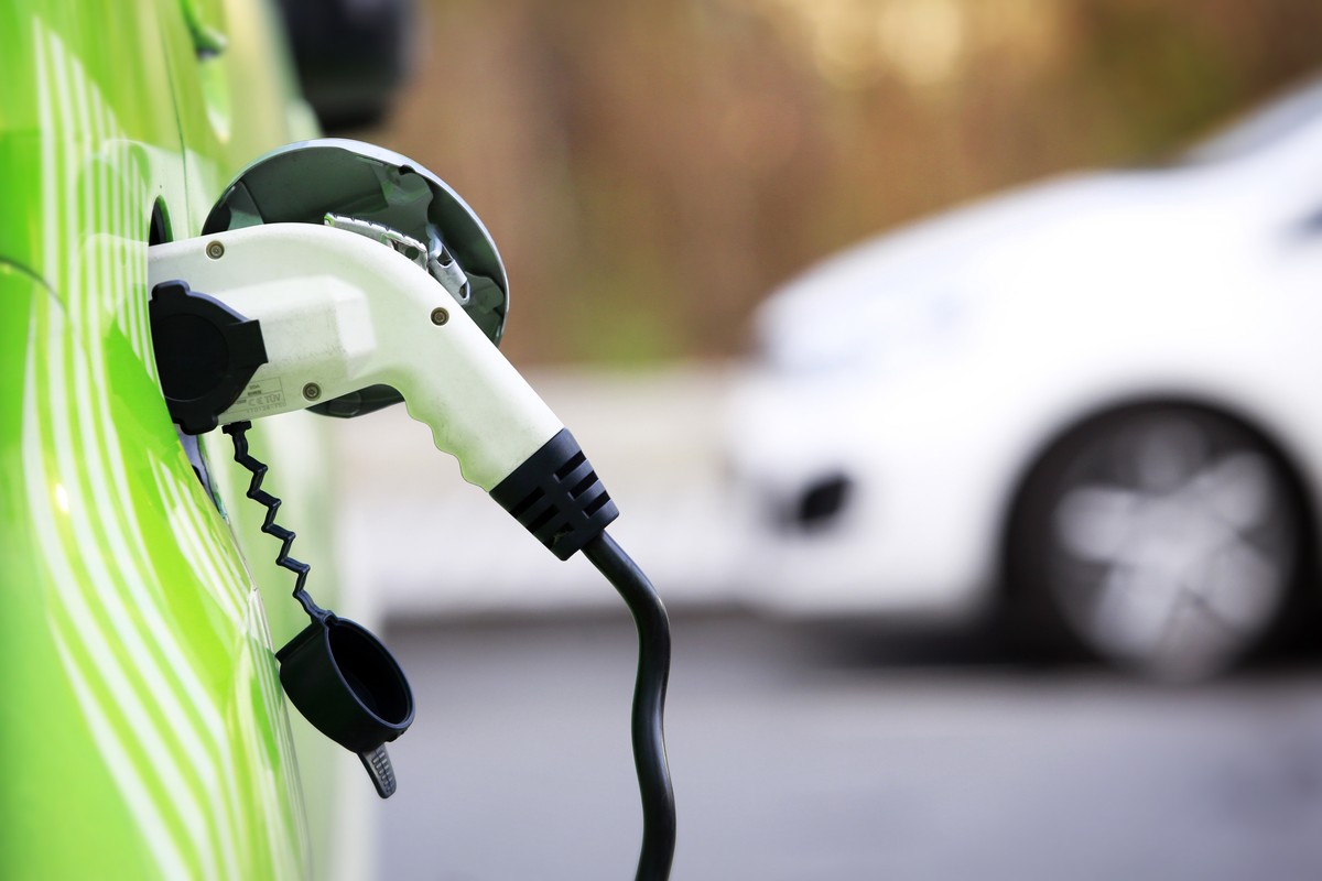Elektryki wjeżdżają na pustynne piaski. Arabia Saudyjska stawia na elektromobilność