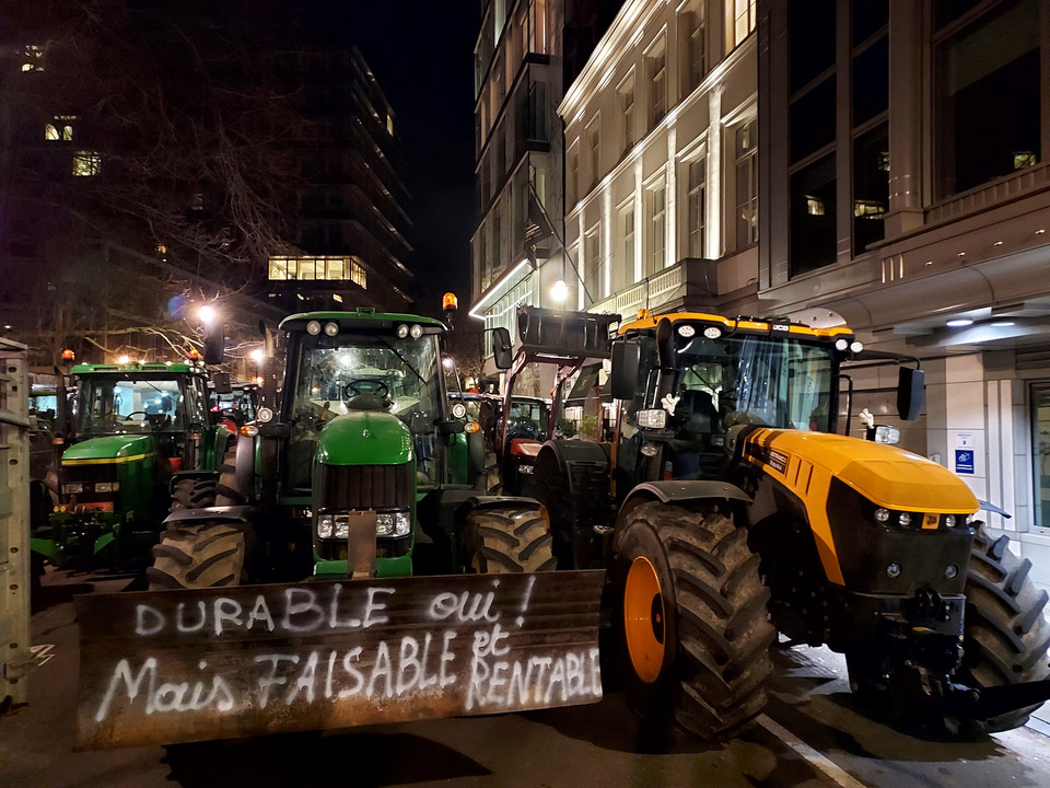 Część rolników była obecna w Brukseli już w wieczór przed szczytem unijnych przywódców
