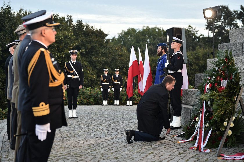 Hołd pod pomnikiem Obrońców Wybrzeża