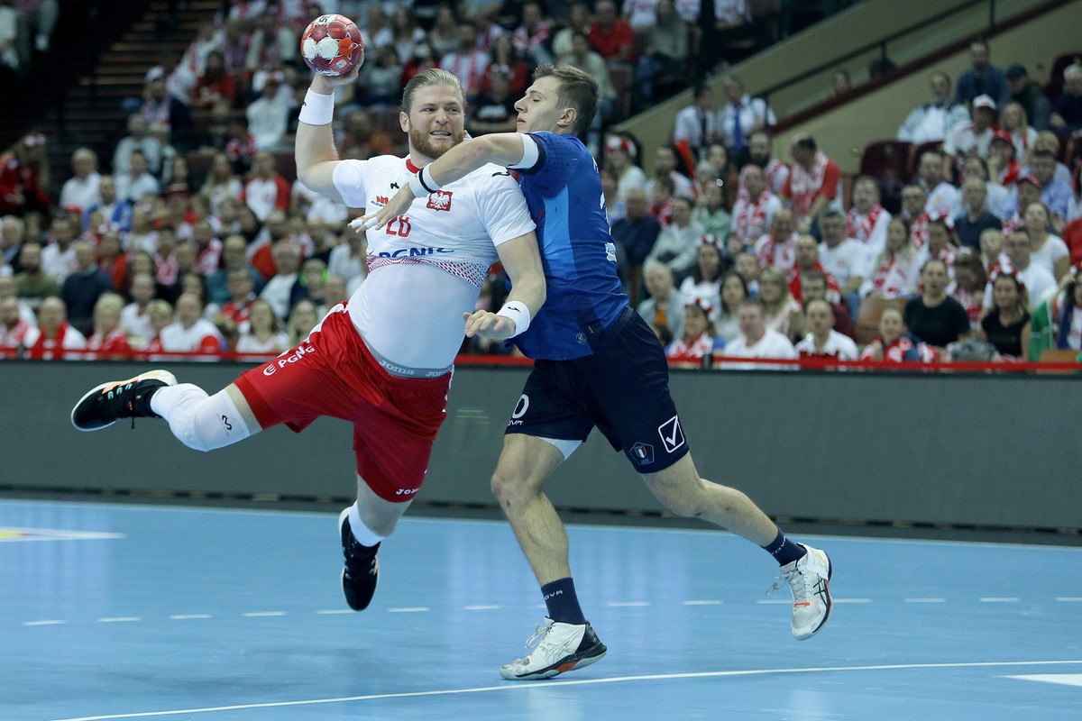 Maciej Gębala (L) i Włoch Marco Mengon (P) podczas meczu eliminacyjnego mistrzostw Europy piłkarzy ręcznych w Katowicach