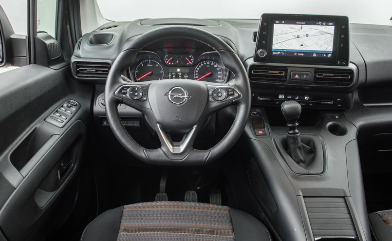 Opel Combo Life skrywa najnowsze systemy multimedialne kompatybilne z Apple CarPlay i Android Auto, dostępne z 8-calowym ekranem dotykowym. Smartfony można również ładować za pomocą indukcyjnej ładowarki