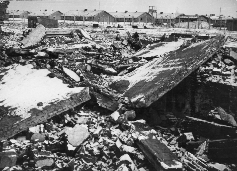 Zniszczone przez Niemców krematorium obozu zagłady Auschwitz-Birkenau (zdjęcie z lutego 1946 r.)
