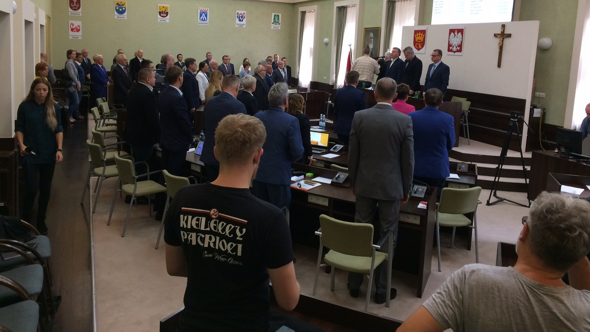 Od minuty ciszy rozpoczęła się dzisiejsza sesja kieleckiej Rady Miasta. W ten sposób radni uczcili pamięć zmarłego wczoraj biskupa seniora diecezji kieleckiej Kazimierza Ryczana.