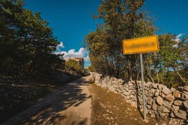 NAJLEPŠE HRVATSKO SELO zove se po OVOM POVRĆU i svi umiru od smeha kad čuju ime: Ima 2 stanovnika, koji 'čuvaju' ZNAČAJNO RIMSKO NASLEĐE