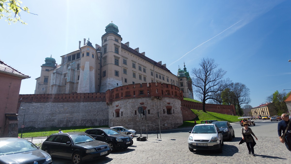 Obchody Święta Niepodległości w Krakowie zakłóciła kontrmanifestacja. Były gwizdy, krzyki i obraźliwe hasła pod adresem PO i wojewody małopolskiego Jerzego Millera - podało Radio Kraków.