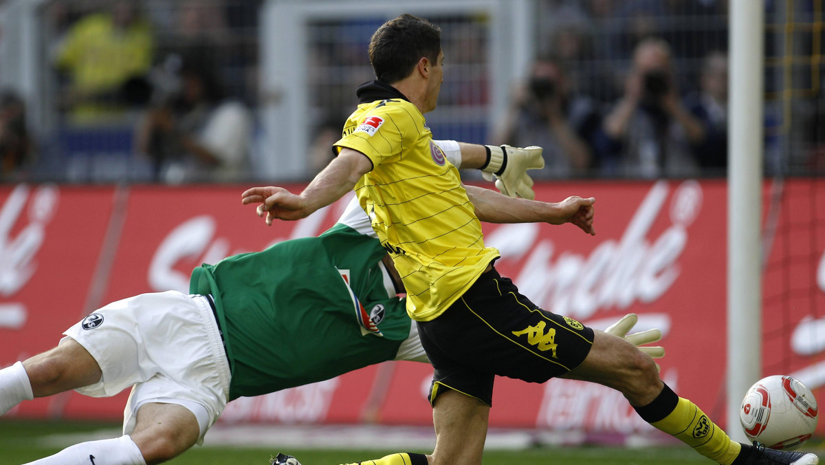 W swoim ostatnim meczu rundy jesiennej, Borussia Dortmund zmierzy się na wyjeździe z drużyną SC Freiburg. Zapraszamy na relację "akcja po akcji" z tego spotkania. Od 7. minuty BVB prowadziła po golu Roberta Lewandowskiego. Mistrzowie Niemiec prowadzą aktualnie 4:1, a asysty zaliczyli "Kuba" i "Lewy". Polski napastnik zdobył również czwartą bramkę dla swojej drużyny.