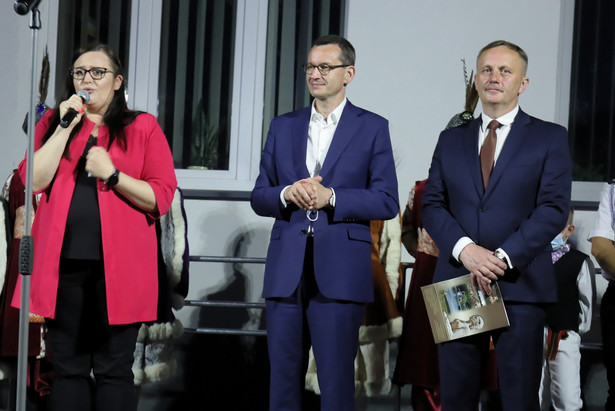 Siemiatycze, 01.07.2020. Premier Mateusz Morawiecki (C), minister funduszy i polityki regionalnej Małgorzata Jarosińska-Jedynak (L) i wicestarosta powiatu siemiatyckiego Marek Bobel (P) podczas spotkania z mieszkańcami w Siematyczach, 1 bm. Premier Morawiecki jest z wizytą województwie podlaskim. (aldg) PAP/Artur Reszko