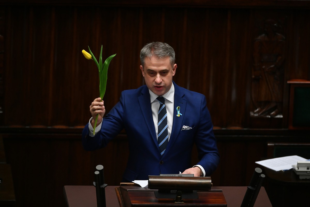 Warszawa, 24.02.2022. Przewodniczący KP Lewicy Krzysztof Gawkowski przemawia na sali obrad Sejmu w Warszawie, 24 bm. Sejm, który ma podjąć kolejną uchwałę ws. Ukrainy, stanowczo potępił rosyjską agresję i wezwał do wycofania jej sił z Ukrainy. (mr) PAP/Marcin Obara