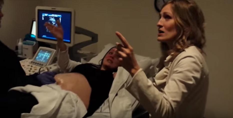 A terhes nő ultrahang vizsgálaton van, amikor a testvére észreveszi, hogy itt valami nagyon eltér a szokásostól