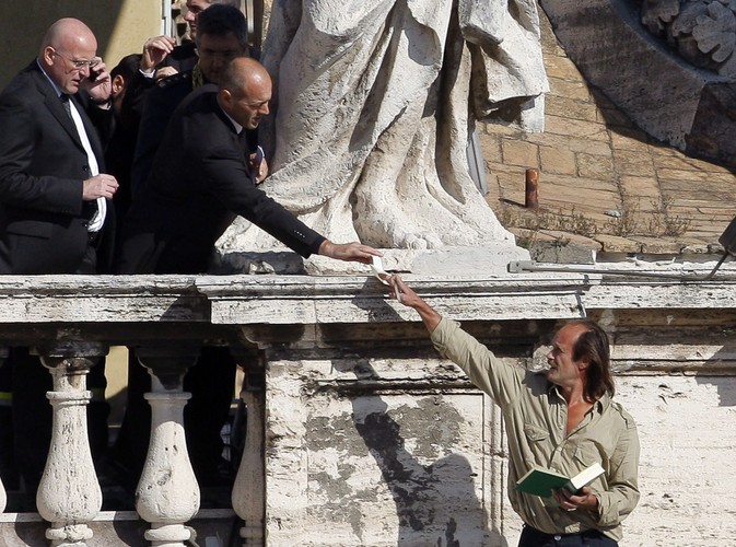 Mężczyzna, który spalił Biblię na Placu Świętego Piotra