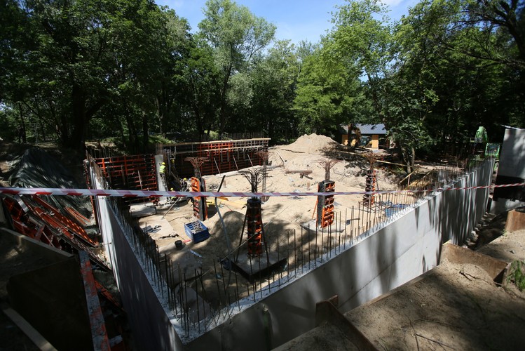 Dyrektor Zarządu Zieleni Marek Piwowarski zapewnił, że obiekty będą funkcjonalne, ekologiczne i energooszczędne. Dodał, że z uwagi na otaczającą zieleń, ustawienie budynków zostało zaprojektowane tak, aby zachować jak najwięcej rosnących drzew.<br><br>fot. (zuz) Leszek Szymański