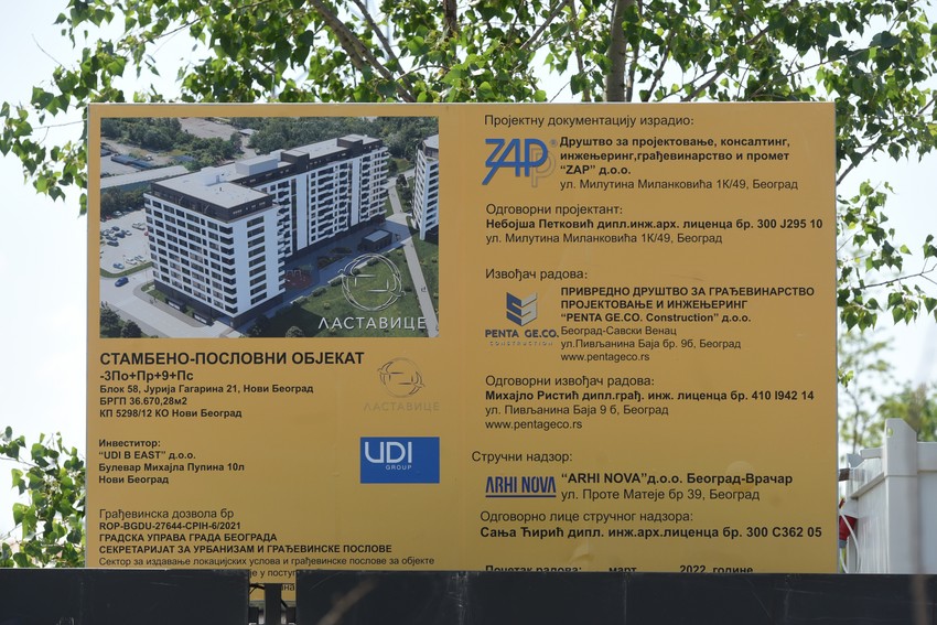 Gradilište pored kog se nalazi baraka