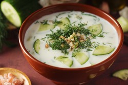 Pyszny obiad na czwartek. Podajemy przepis, Ty gotujesz. Bułgarski chłodnik na upały