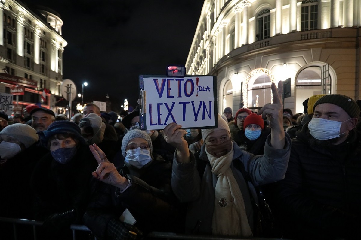 19.12.2021 Warszawa , ulica Krakowskie Przedmiescie . Przed Palacem Prezydenckim . Pikieta przeciwko ustawie '' lex TVN ''. Protestujacy domagaja sie , aby prezydent Andrzej Duda nie podpisal ustawy . Fot. Slawomir Kaminski / Agencja Wyborcza.pl