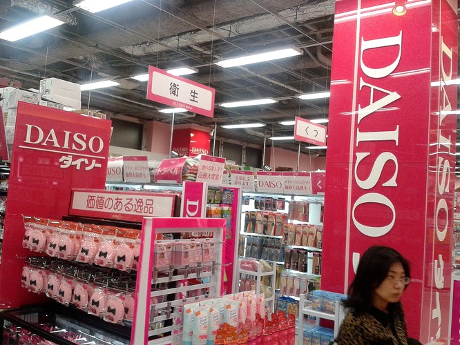 Albo w sklepach „wszystko po 100 jenów”. Najbardziej znaną marka tego typu jest DAISO, w którym można kupić praktycznie wszystko. Na zdjęciu sklep sieci w Osace.