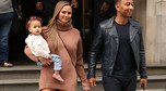 Chrissy Teigen w oryginalnej stylizacji na ulicy w Londynie