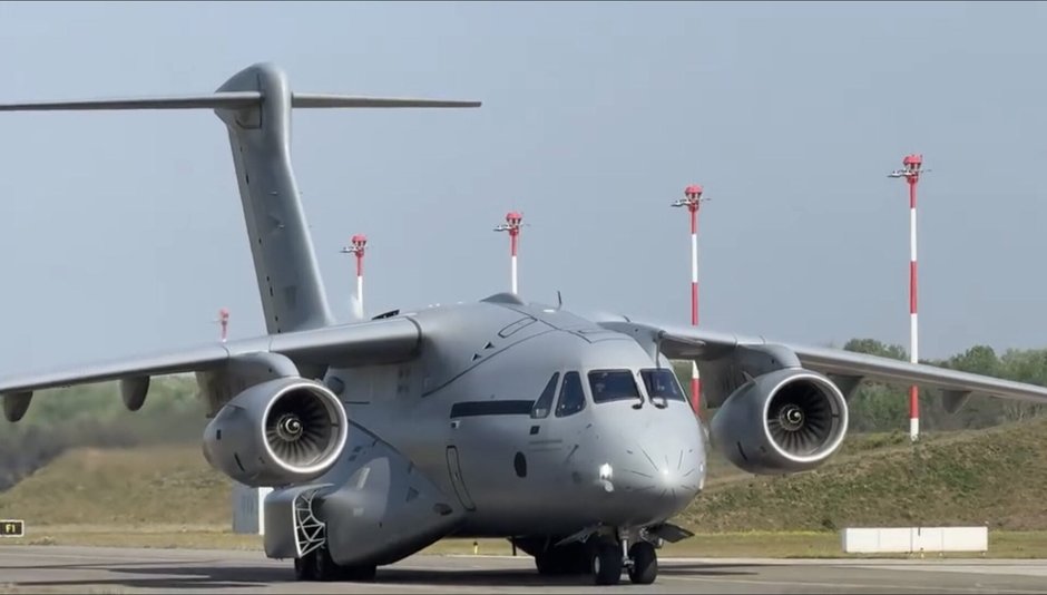 KC-390 tuż po lądowaniu na Węgrzech. Węgry są trzecim krajem, po Brazylii i Portugalii, który wybrał C-390. Ponadto na ten wielozadaniowy samolot transportowy zdecydowały się Holandia, Austria, Czechy i Korea Południowa.