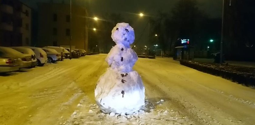 Potężny bałwan na środku drogi. Musiał wjechać ciężki sprzęt