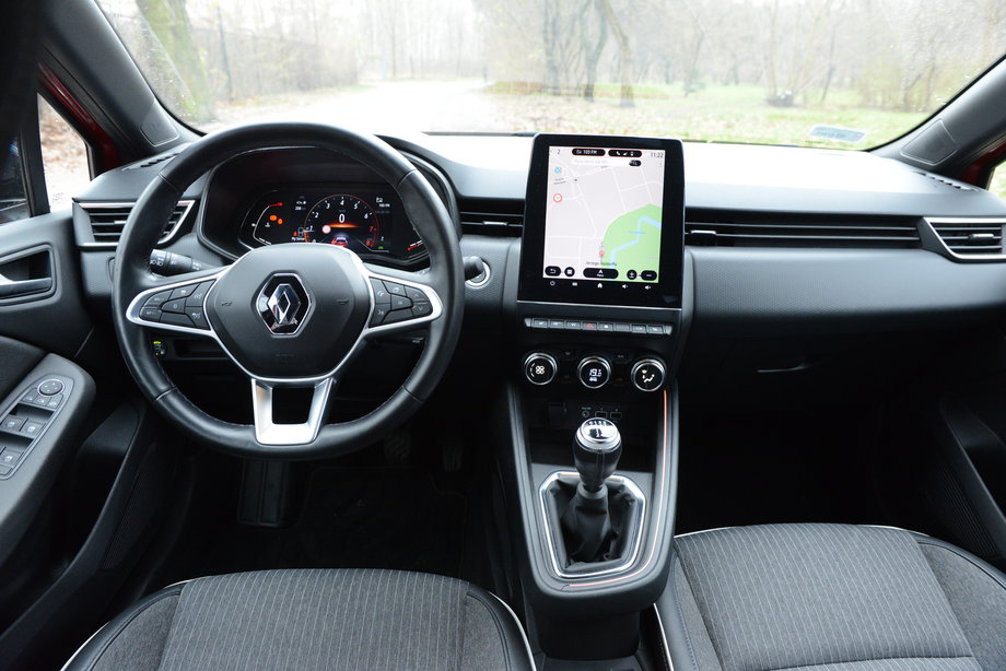 Renault Clio LPG ma kokpit jak każdy inny wariant miejskiego auta z Francji. W centrum możemy mieć duży, dotykowy ekran ustawiony, jak tablet.