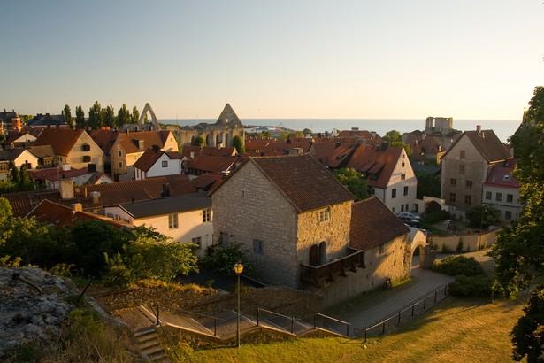 Największym miastem położonej na Bałtyku Gotlandii jest Visby. Na zdj. widok na stare miasto w Visby. Szwecja