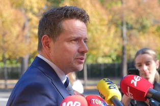 Trzaskowski o spotkaniu z Morawieckim: Nie podoba mi się przerzucanie na samorządy obowiązku dystrybucji węgla