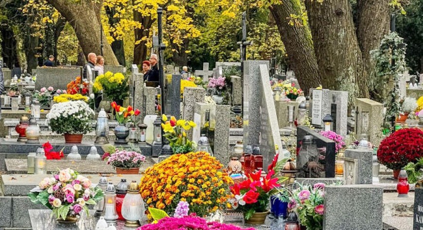 Na aukcję wystawiono łącznie 19 miejsc pod budowę grobów murowanych na trzech komunalnych nekropoliach w Krakowie.