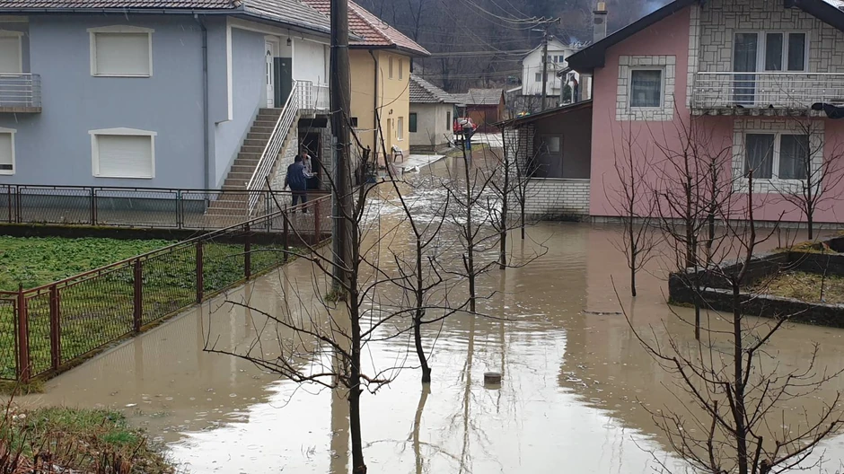 Usled velikih padavina voda prodrla u desetak kuća