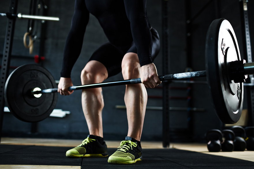 Martwy ciąg to ćwiczenie, które pomaga w kompletnym rozwoju mięśni nóg 