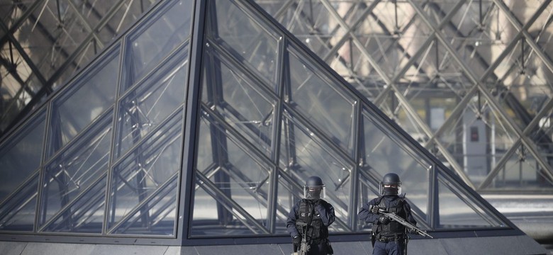 Strzały przed paryskim Luwrem. Mężczyzna z nożem krzyczał "Allahu Akbar"