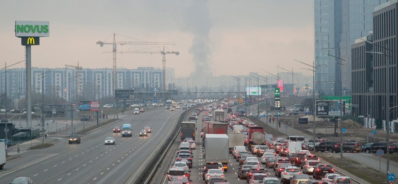 Ukraińcy wyjeżdżają z Kijowa. Gigantyczne korki na drogach wyjazdowych