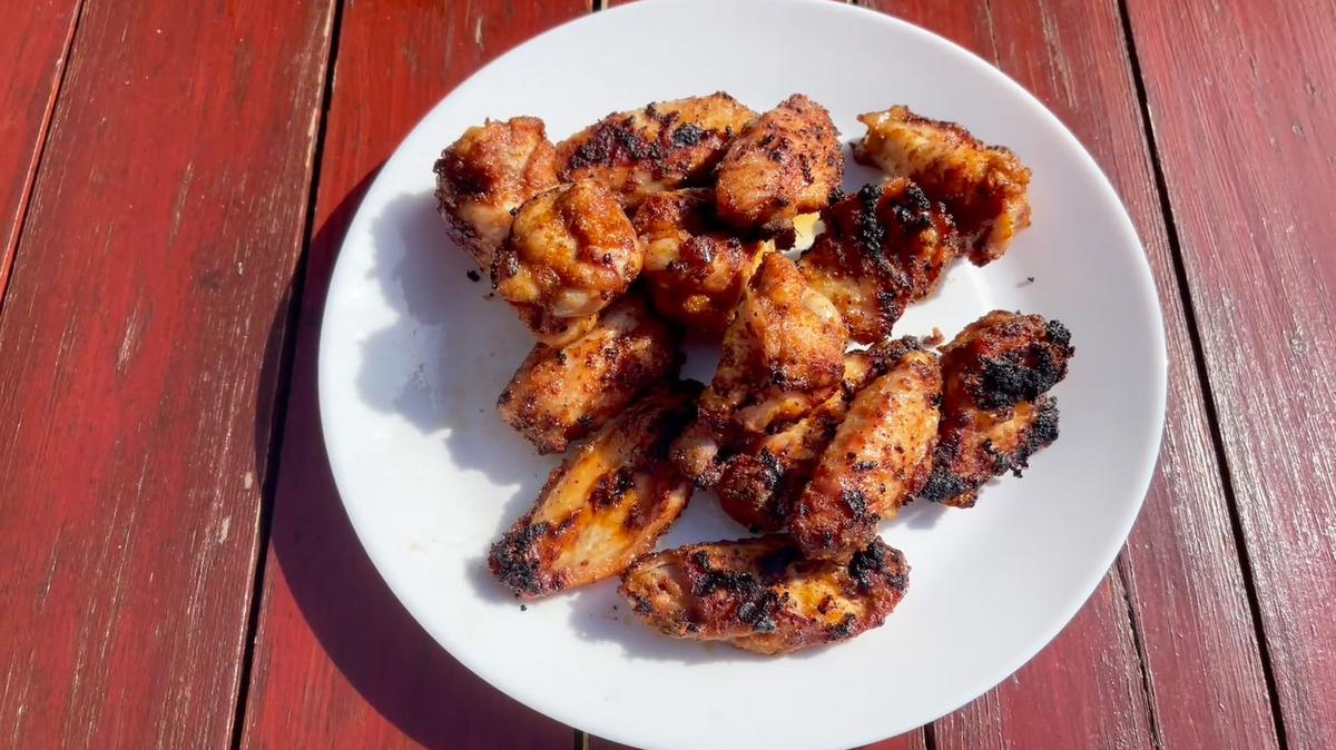 Íme a faszénen grillezett tökéletes csirkeszárny receptje – 3-féle változatban