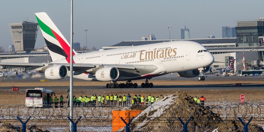 Airbus A380 to największy pasażerski samolot świata. Linie lotnicze Emirates zapowiadały, że Polska jest gotowa, aby obsługiwał codzienne połączenia do Dubaju. W obliczu kryzysu COVID-19 nie ma już jednak takich planów. 