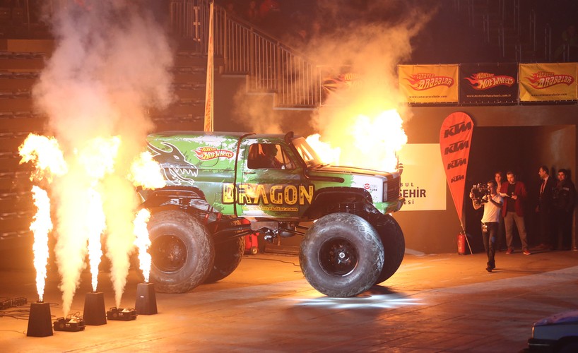 Hot Wheels Monster Trucks Live to jedyny „nie-koncert” w tym zestawie. Show robi olbrzymie wrażenie na chłopcach w każdym wieku, których marzeniem jest zasiąść za kierownicą samochodu, który jest większy niż niejeden dom. Spektakularne skoki, ewolucje – to wszystko w Łodzi pomiędzy 10 a 12 stycznia. Warto już dziś zdecydować, który z czterech show chcemy zobaczyć. Bo to, że kazde dziecko chce zobaczyć taki spektakl, jest pewne.