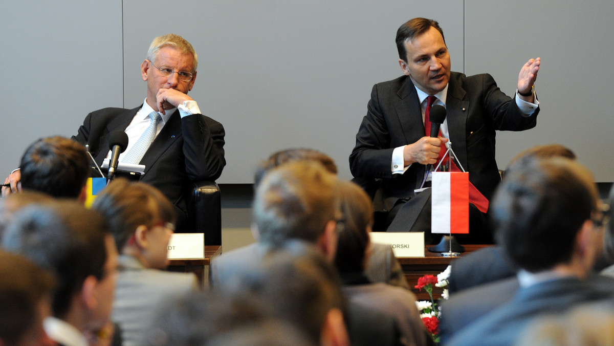 O Partnerstwie Wschodnim, sytuacji na Bliskim Wschodzie, w tym w Libii, a także o Białorusi mówili szefowie dyplomacji Polski i Szwecji Radosław Sikorski i Carl Bildt podczas debaty "Stabilizacja versus demokracja" w siedzibie KSAP w Warszawie.
