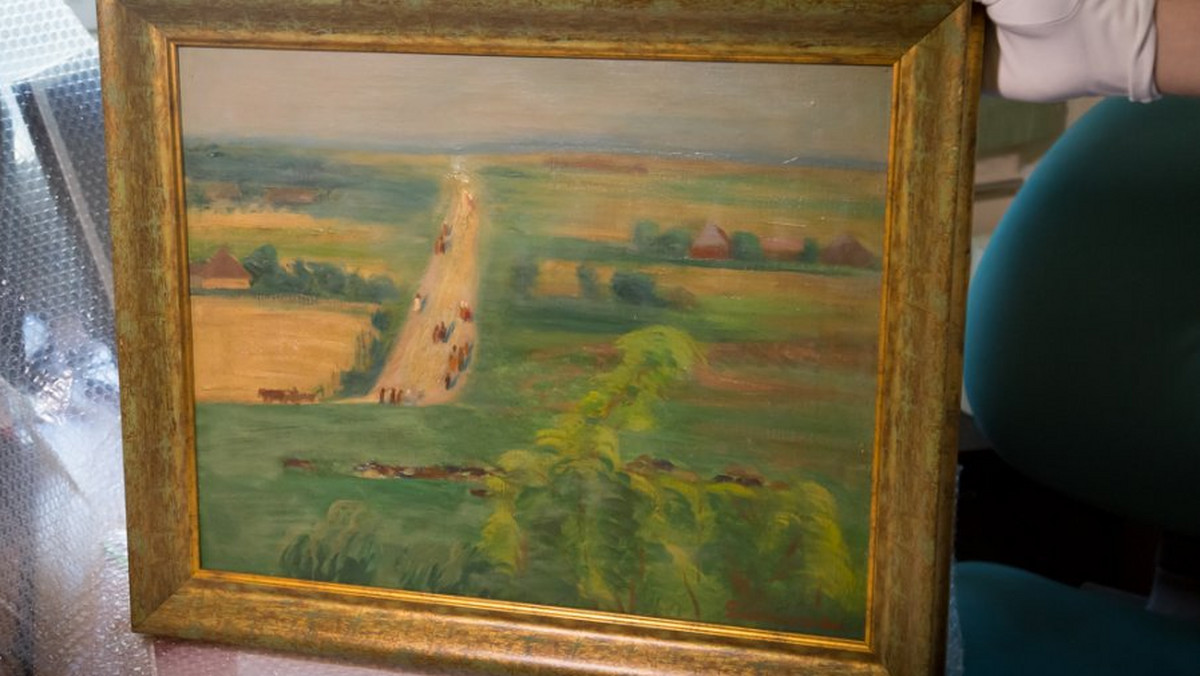 Stołeczni policjanci z wydziału kryminalnego odzyskali skradziony obraz Henryka Grunwalda "Droga do Nałęczowa". Dzieło zostało skradzione 18 lat temu z prywatnej kolekcji i aż do teraz jego los nie był znany.