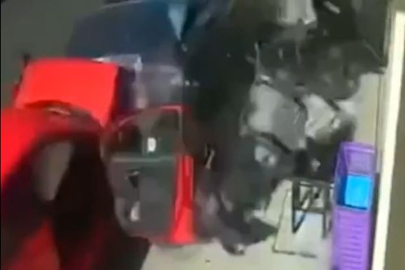(UZNEMIRUJUĆI VIDEO) Automobilom POKOSIO SVE NA ŠETALIŠU, MAJKA HEROJ U poslednjoj sekundi SPASILA DETE: Čudom izbegnuta tragedija