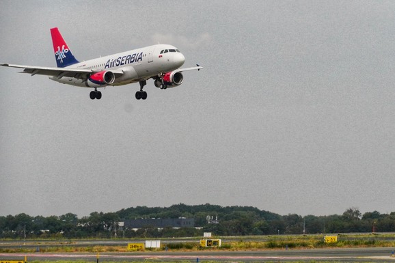 Kapetan Vesna Aleksić se obratila putnicima u avionu iznad Srbije i saopštila istorijsku vest (FOTO)