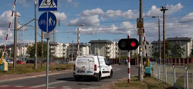 Ostrożnie na przejeździe kolejowym, bo stracisz prawo jazdy