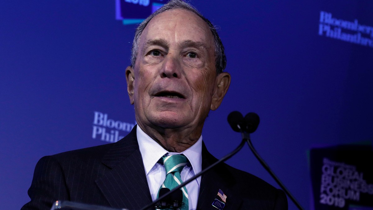 Amerykański miliarder i były burmistrz Nowego Jorku Michael Bloomberg ogłosił oficjalnie w niedzielę swoją chęć ubiegania się o najwyższy urząd w USA w 2020 r. Zanim będzie mógł zmierzyć się z Trumpem, najpierw musi wygrać prawybory w Partii Demokratycznej, w których jego rywale od miesięcy prowadzą już intensywną kampanię.