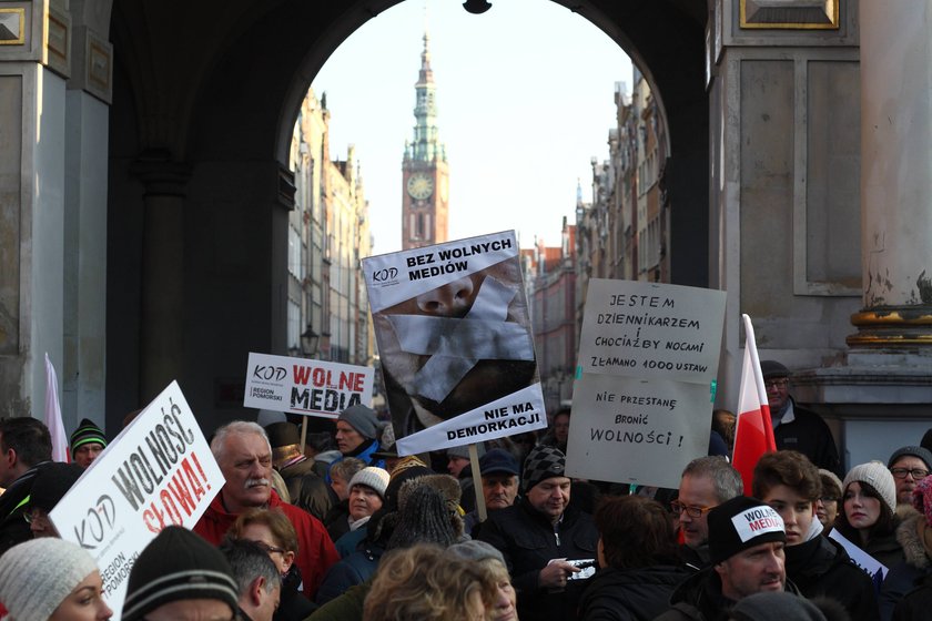 Ostre słowa na transparentach na manifestacji KOD