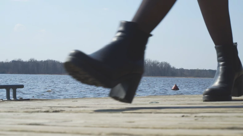 Zaczynamy sekwencję od bliskiego ujęcia na buty